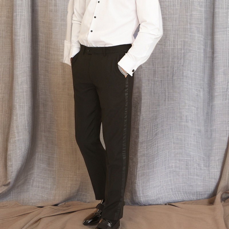 Calça masculina preta com listra lateral de cetim, peça única, slim fit, formal, moda oficial
