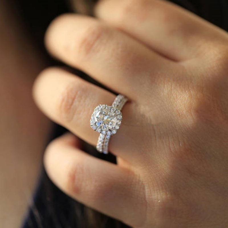 Anelli CZ rotondi/quadrati semplici ed eleganti di vendita calda per le donne Anello femminile di moda per feste di fidanzamento color argento