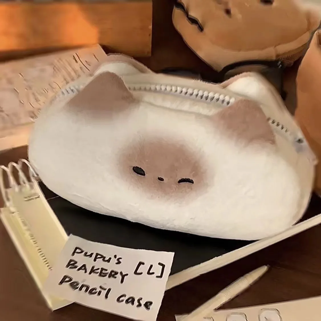 Ins สไตล์การ์ตูนปากกาน่ารัก Caramel Cat ปากกากระเป๋าขนาดใหญ่ความจุน่ารักตุ๊กตาสัตว์ดินสอกรณีอุปกรณ์โรงเรียน 1 pc