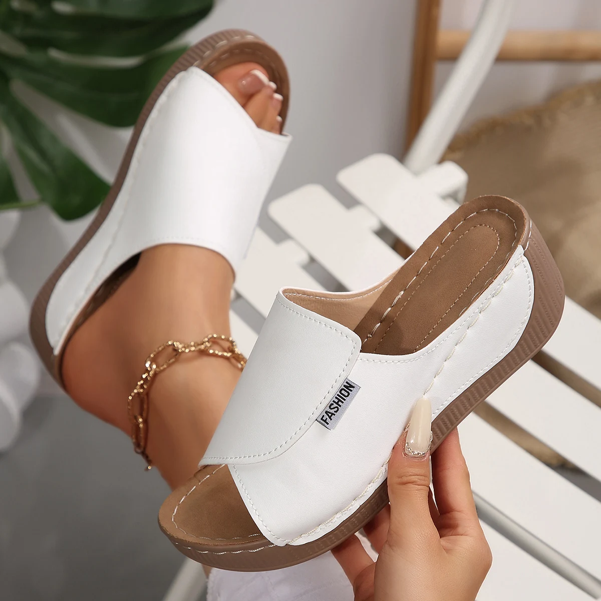 Zapatillas de cuña para mujer, novedad de verano 2025, zapatillas de moda, sandalias transpirables con punta abierta, zapatos cómodos con hebilla para mujer, diapositivas para mujer