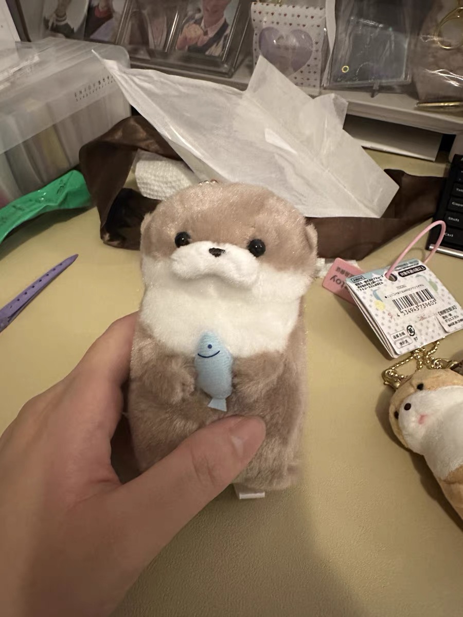 Bonito pequena lontra abraço peixe boneca de pelúcia pingente presente bonito menina coração chaveiro pingente presente criativo