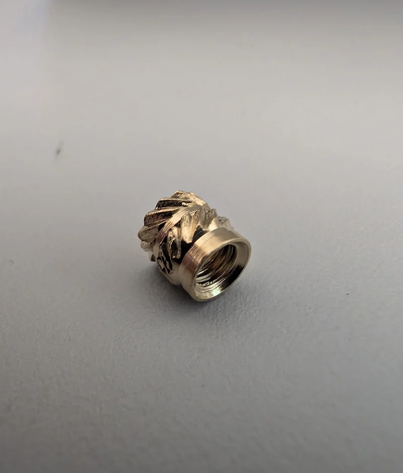 Rollo de tuerca de cobre termofusible, moldeado por inyección de flores, M2M3M4M5M6M8, inserto de cobre preintegrado, suelo prensado en caliente, ocho tuercas diagonales