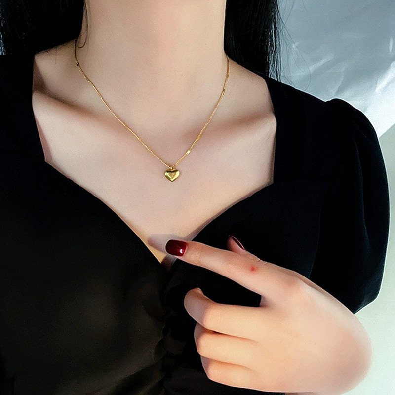Collana girocolli con ciondolo a forma di cuore color oro semplice alla moda per le donne Temperamento Lettera d'amore Catena sottile con clavicola Regalo di gioielli per ragazza