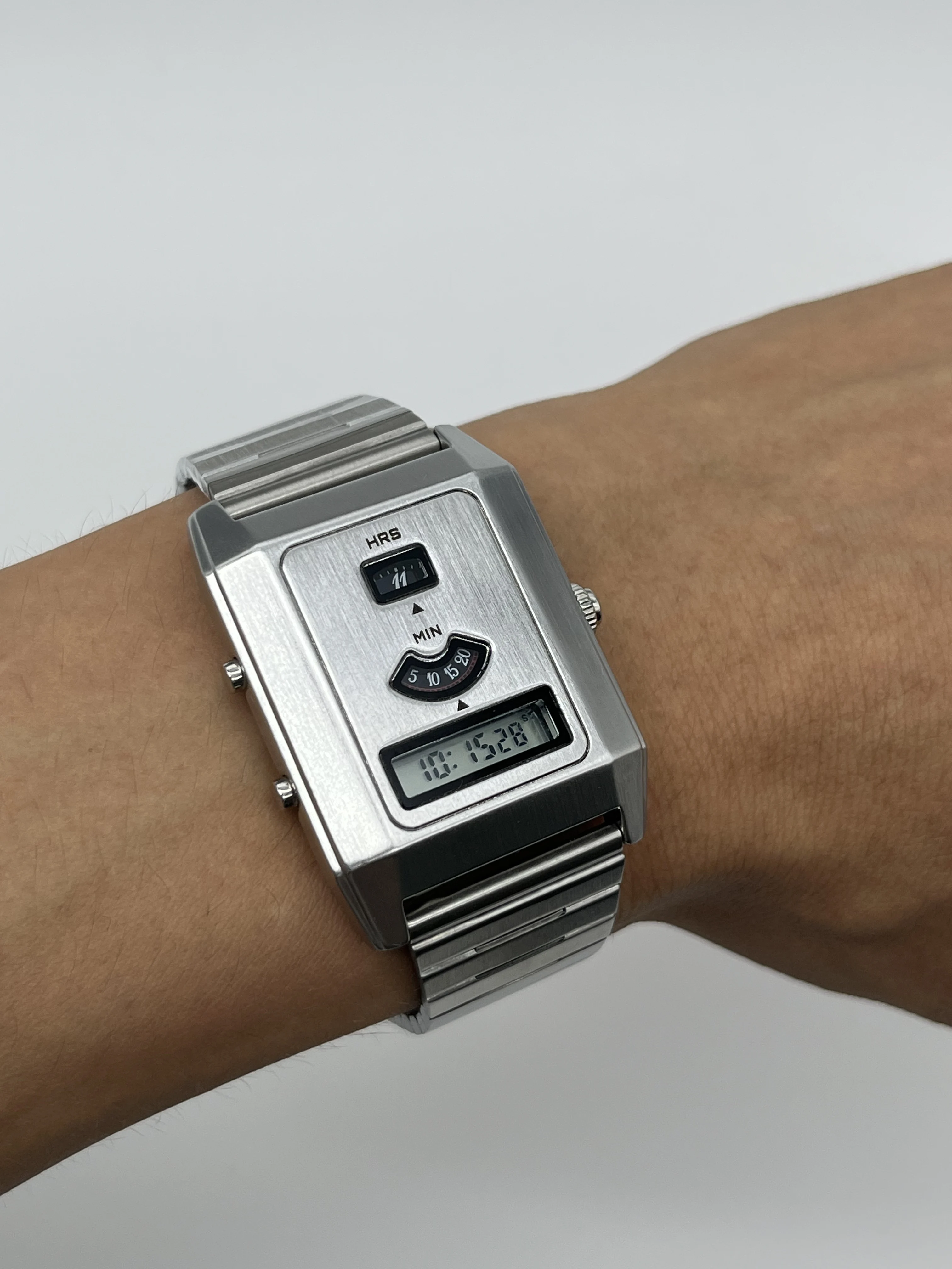 Zegarek cyfrowy LCD dla par C-0PO, retro, futurystyczny design - regulowany pasek, codzienny, uniwersalny zegarek do noszenia na co dzień.