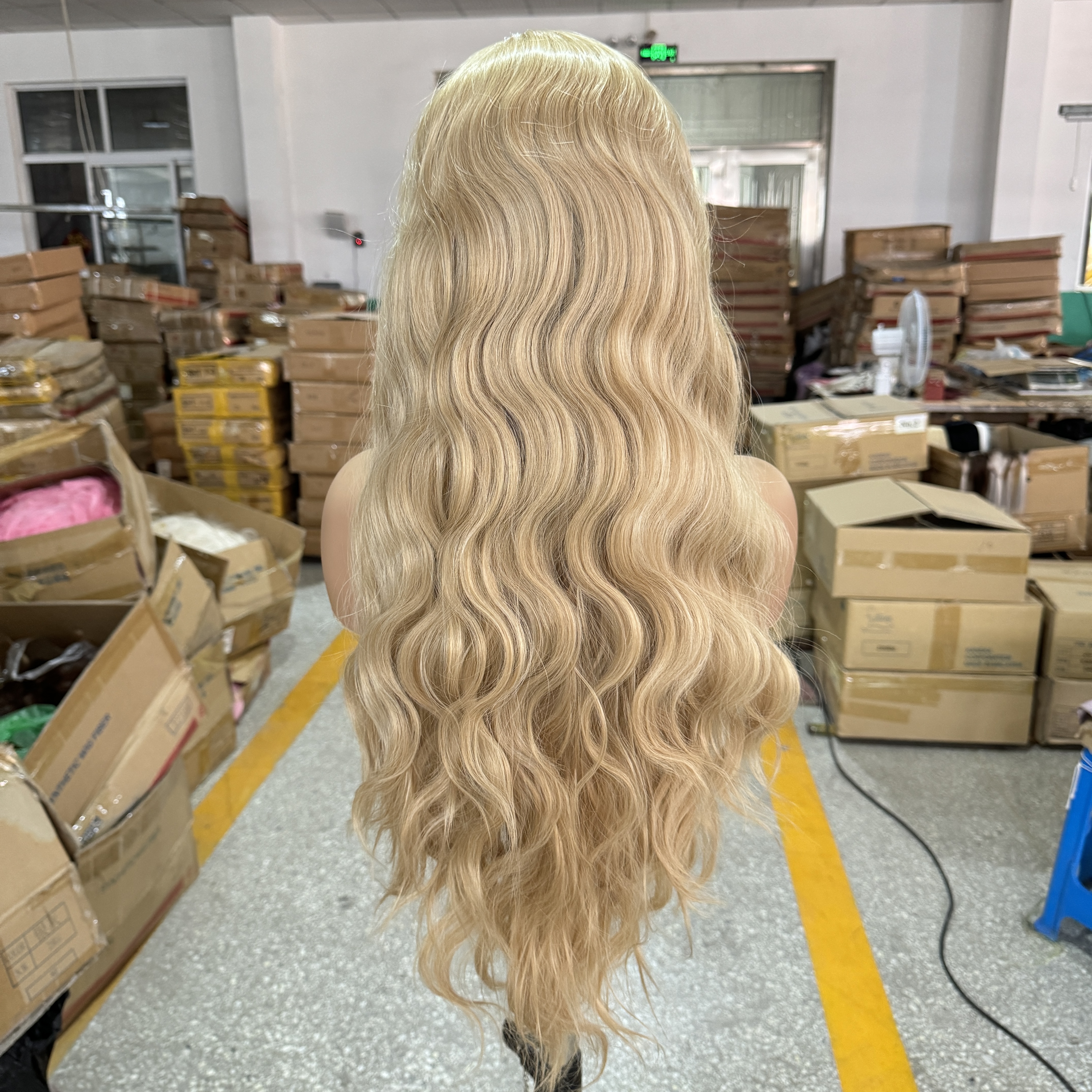 613 ผสมสีบลอนด์วิกผมสังเคราะห์ลูกไม้ด้านหน้าด้านหน้า Long Body Wave ผมวิกผมลูกไม้สําหรับผู้หญิงพร้อมสวมใส่คอสเพลย์วิกผมสีบลอนด์ปาร์ตี้ด้านหน้า