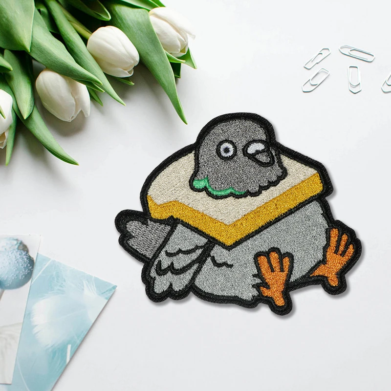 1PC Taube mit Toast bestickt Patch Eisen auf Nähen auf Patches für Kleidung Cap Tasche Jacke DIY Geschenk Humor Abzeichen mit heißem Kleber