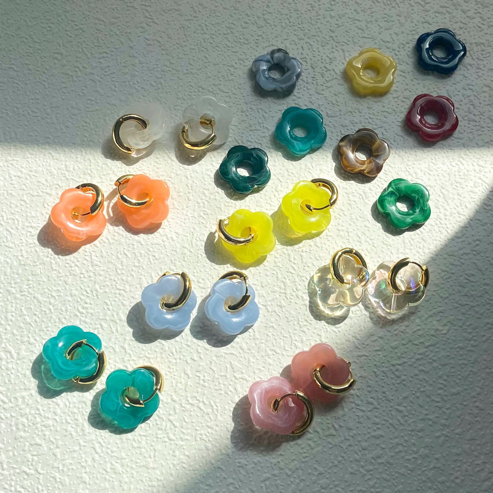 Pendientes de resina acrílica con forma de flor colorida para mujer, aretes de aro con hebilla de oreja circular de Color dorado, joyería de moda