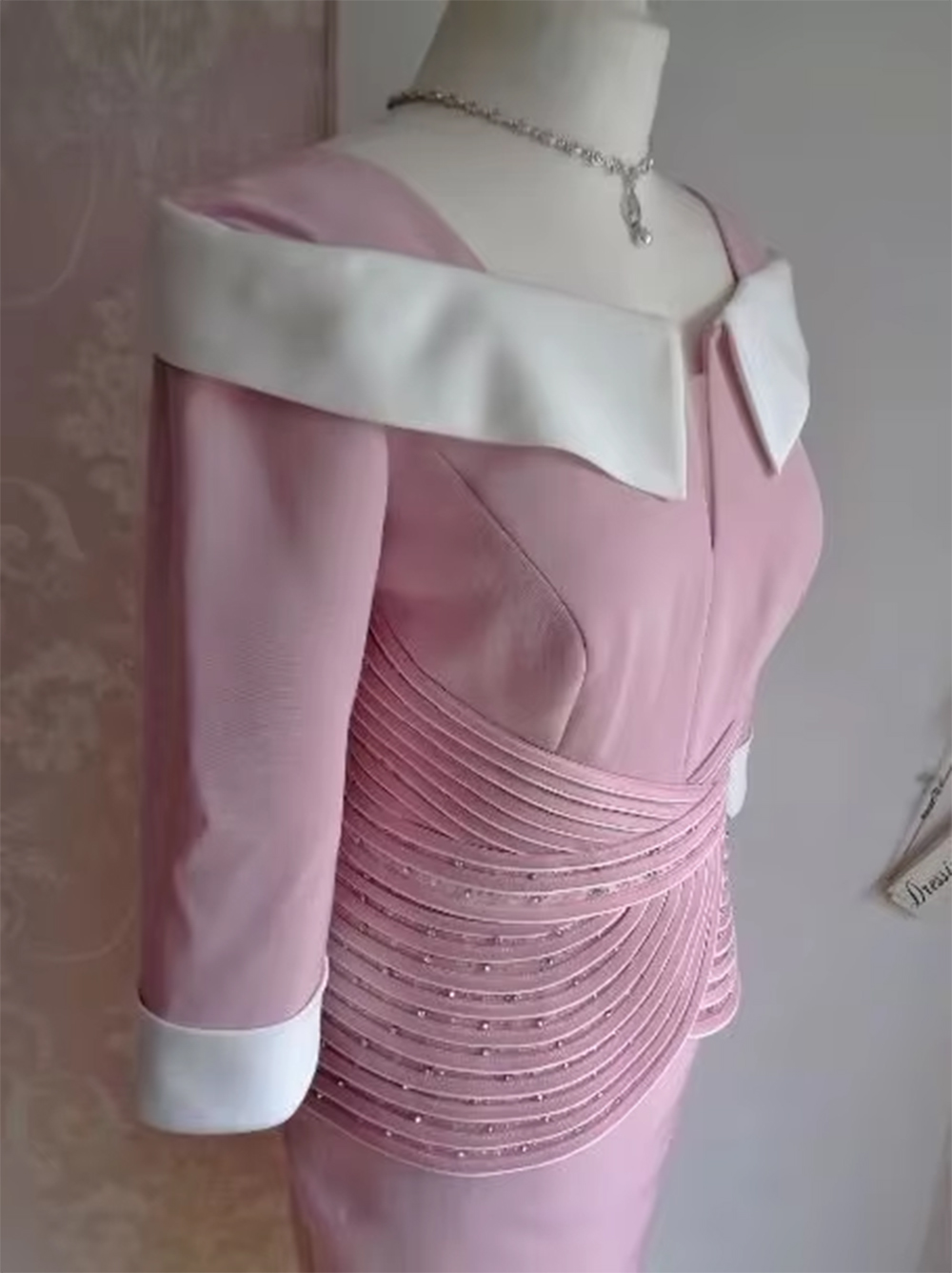Conjunto profissional de vestido de noiva e saia rosa para casamento