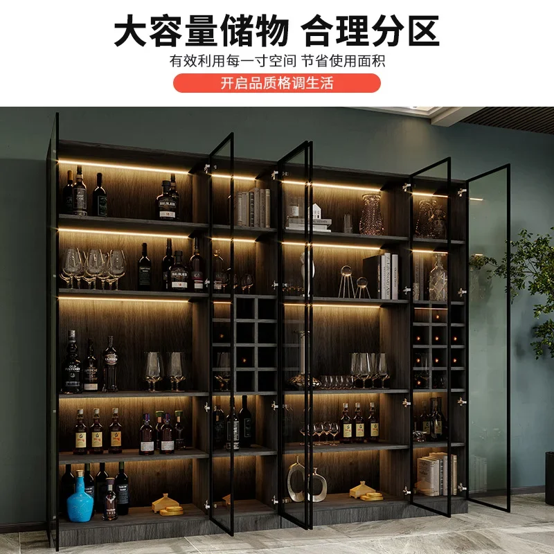 Praktischer großer Weinschrank mit Glastür, leichter Luxusvitrine an der Wand, Massivholz-Sideboard, integrierte Li