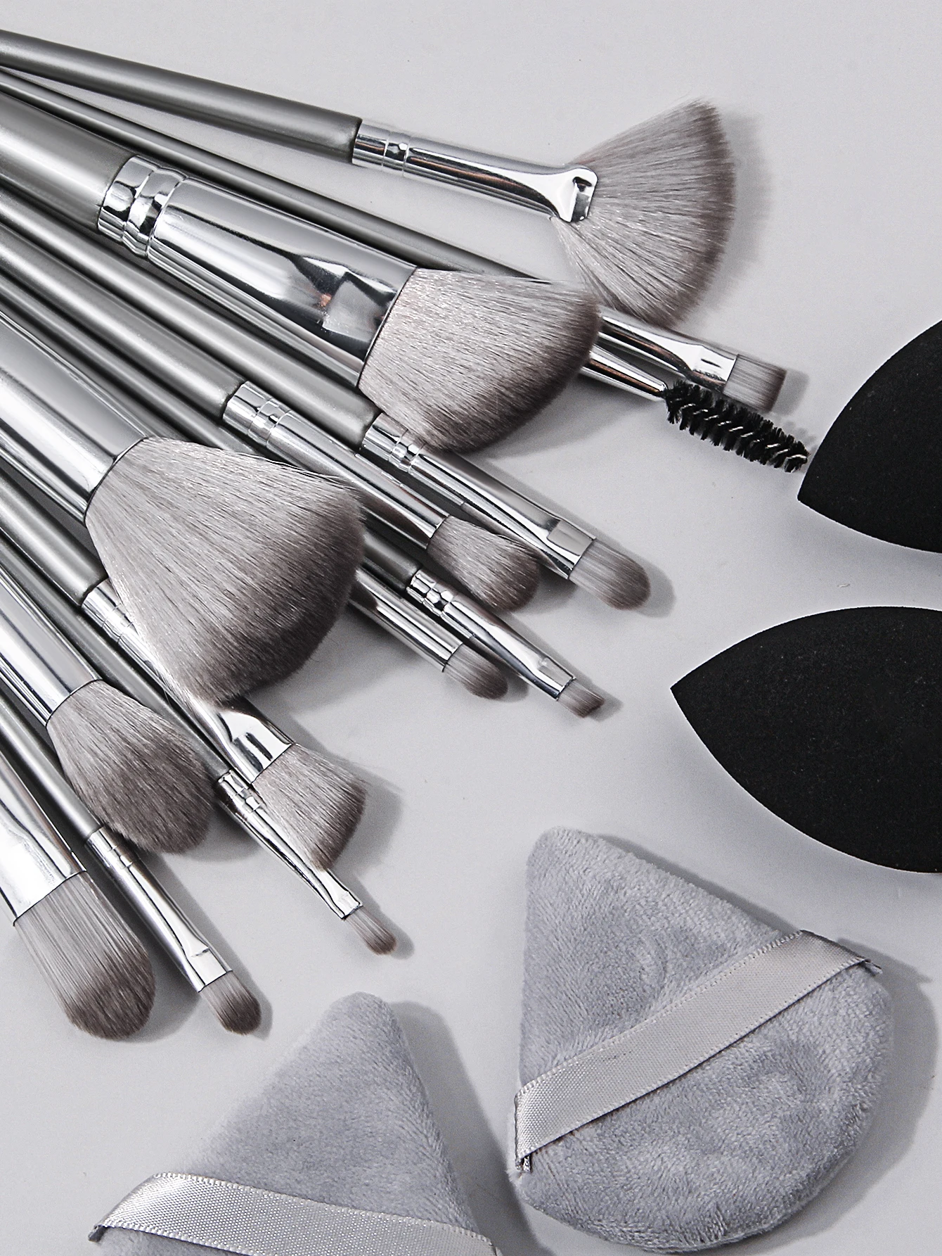Juego de brochas de maquillaje de 14 Uds., herramienta de maquillaje suave portátil y 2 uds., huevo de maquillaje de doble uso húmedo y 2 uds., esponja triangular para maquillaje en polvo