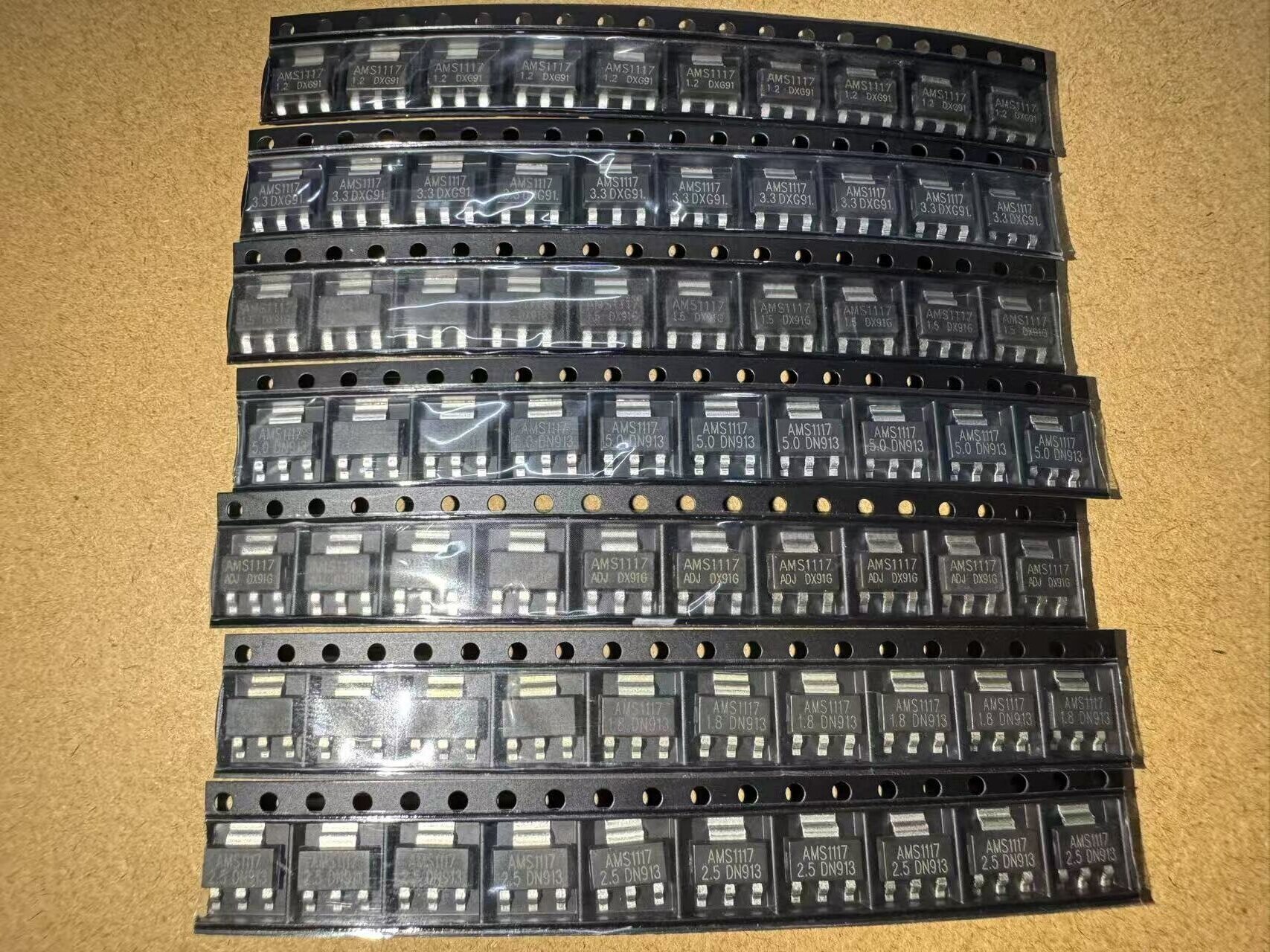 SOT-223 70-teiliges Spannungsregler-Set AMS1117 AMS1117-3,3 V AMS1117-ADJ AMS1117-5,0 V AMS1117-2,5 V AMS1117-1,8 V AMS1117-1,5 V 1,2 V-5 V