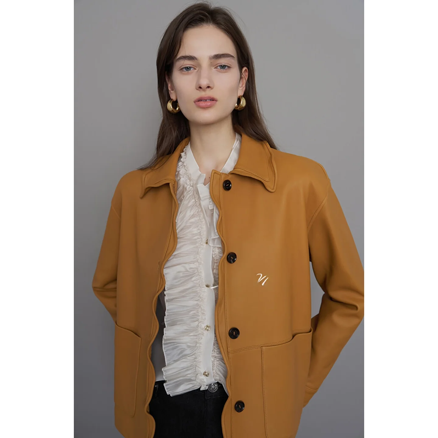 Jaqueta de Couro Sintético Estilo Commute QPP com Gola de Babados Design Emaecido Moda Fena Casaco de Manga Longa de In...