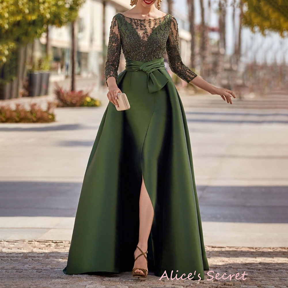 Vestido de noche de satén con corte en A, cuello Barco, mangas 3/4, apliques con cuentas, abertura plisada, largo hasta el suelo