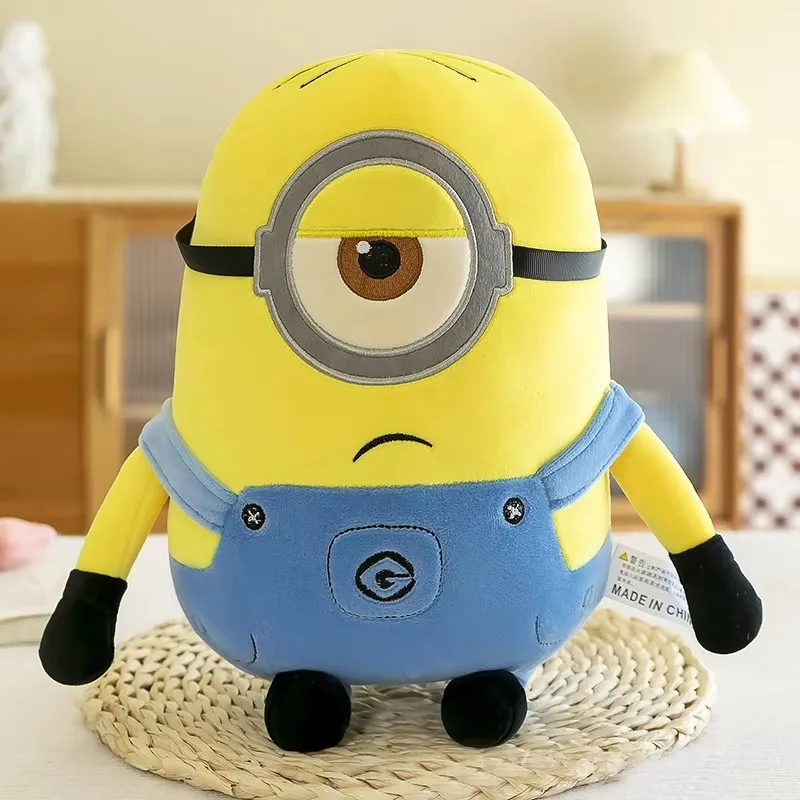 Minions ภาพยนตร์ Periphery สีเหลือง Plush Bob Plush Stuart ตุ๊กตาของเล่นในกางเกงยีนส์ตุ๊กตาหมอนตกแต่งเด็กของขวัญวันเกิด