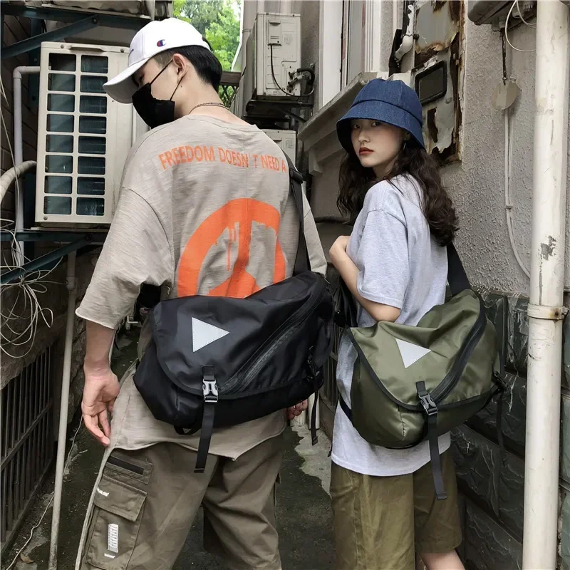 2024メッセンジャーバッグ男性ぶら下げメッセンジャーバッグナイロンレトロ女の子と男の子屋外エクスプレスメッセンジャーバッグショルダーバッグキャンパスバッグ