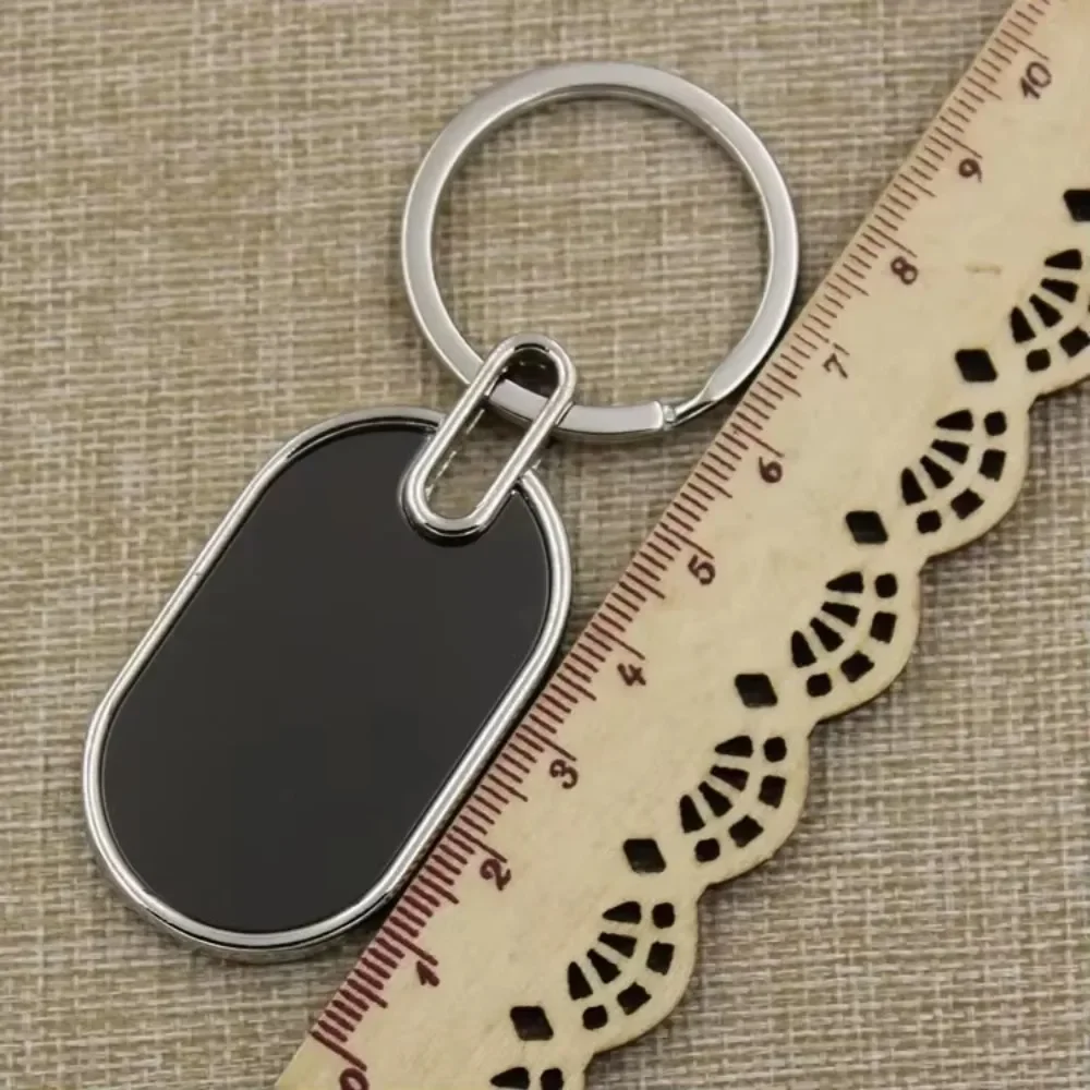 แกะสลักที่กําหนดเองชื่อโลโก้พวงกุญแจโลหะส่วนบุคคลพวงกุญแจ Key CHAIN แผ่นเลเซอร์เครื่องหมายกระจกสีดําของขวัญส่งเสริมการขาย