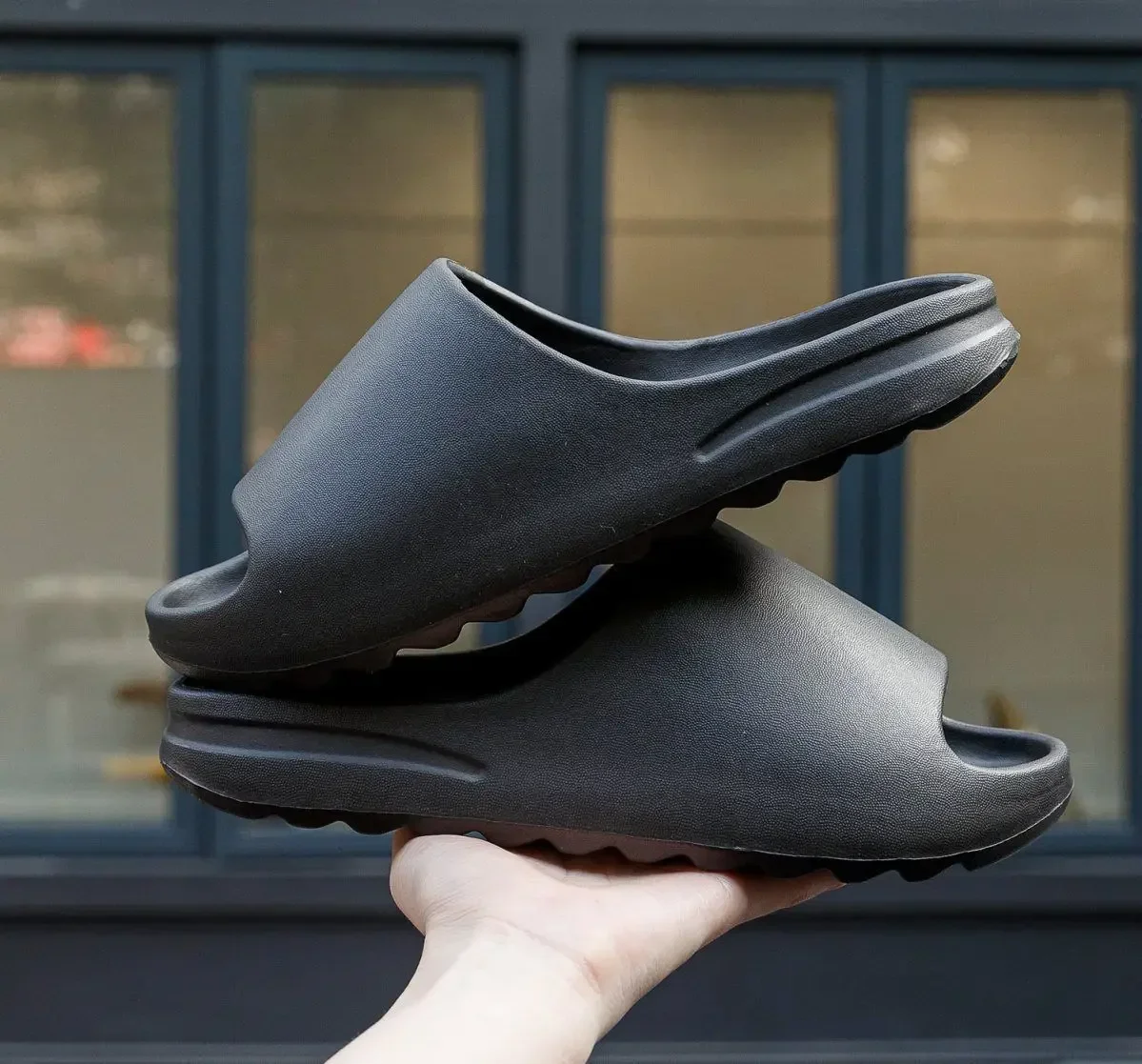 2025 Zapatillas de verano a la moda para hombre, sandalias suaves de suela gruesa de EVA, toboganes de baño para mujer, chanclas de playa antideslizantes, zapatillas de coco