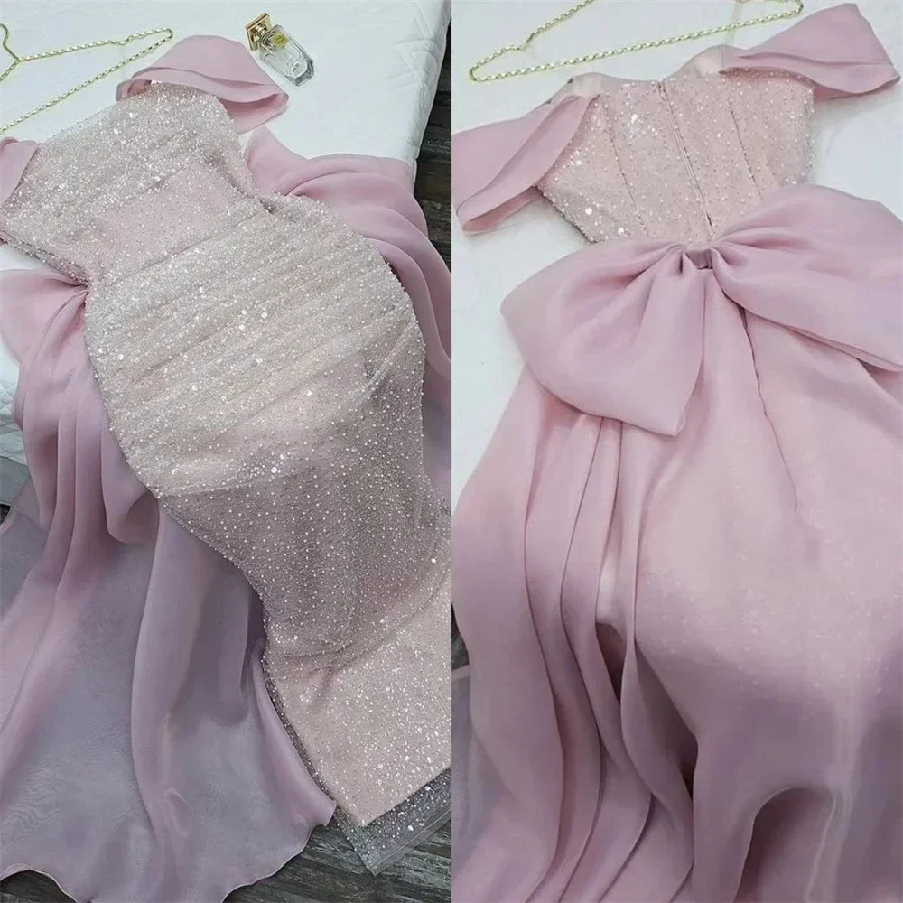 Vestidos de fiesta personalizados Elegante vestido de fiesta rosa con hombros descubiertos y lazo en la espalda y lentejuelas en el cuerpo, diseño único