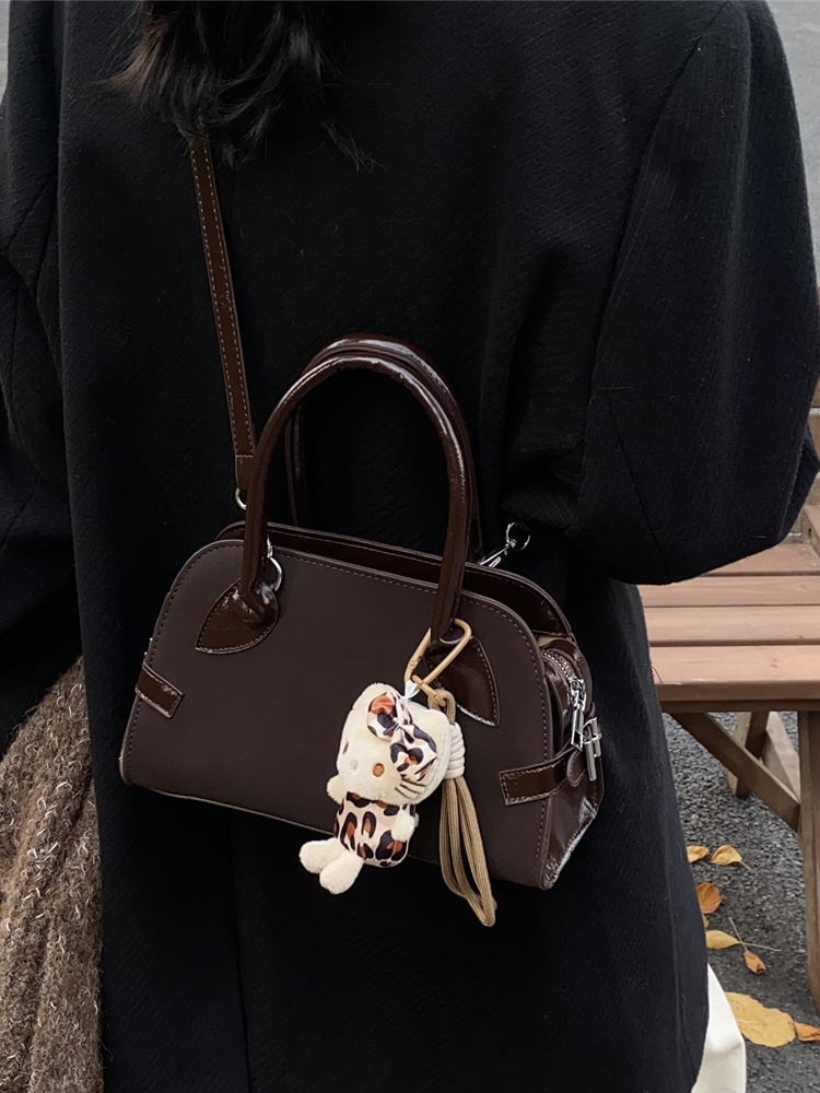 カジュアル甘い質感のお出かけショッピングハンドバッグクロスボディバッグ 2024 新しいファッションシンプルな小さなバッグ女性のための中国