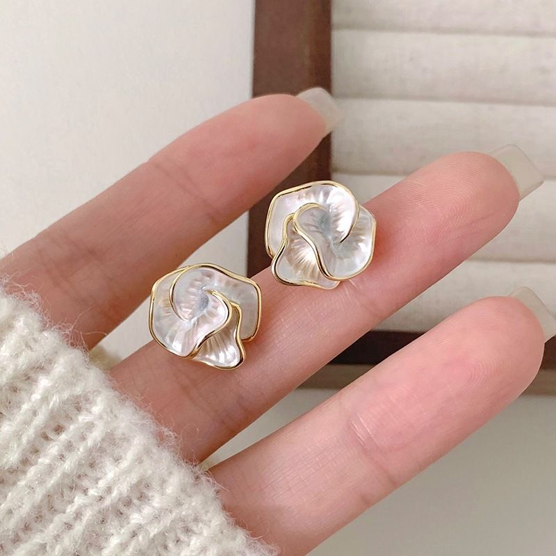 Zarte Kamelie Ohrstecker für Frauen, einzigartiges Blumen-Design, Ohrstecker, Temperament, weiße Ohrringe, täglicher Schmuck, Mädchen-Geschenk