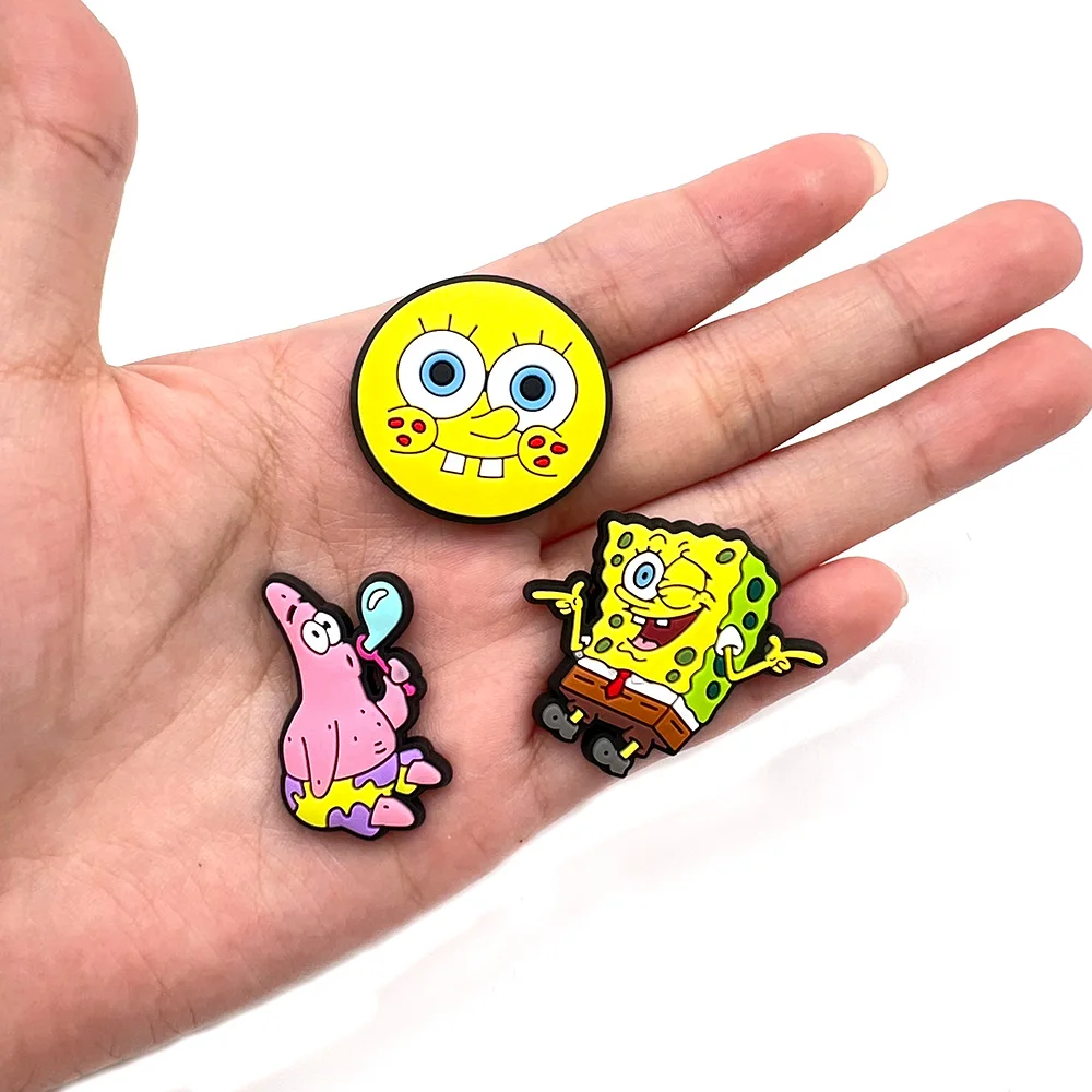 20 ชิ้น/เซ็ตรองเท้า Charms PVC รองเท้าการ์ตูนตลกแฟชั่นตกแต่ง SpongeBob SquarePants สําหรับผู้หญิงผู้ชายของขวัญ Unisex