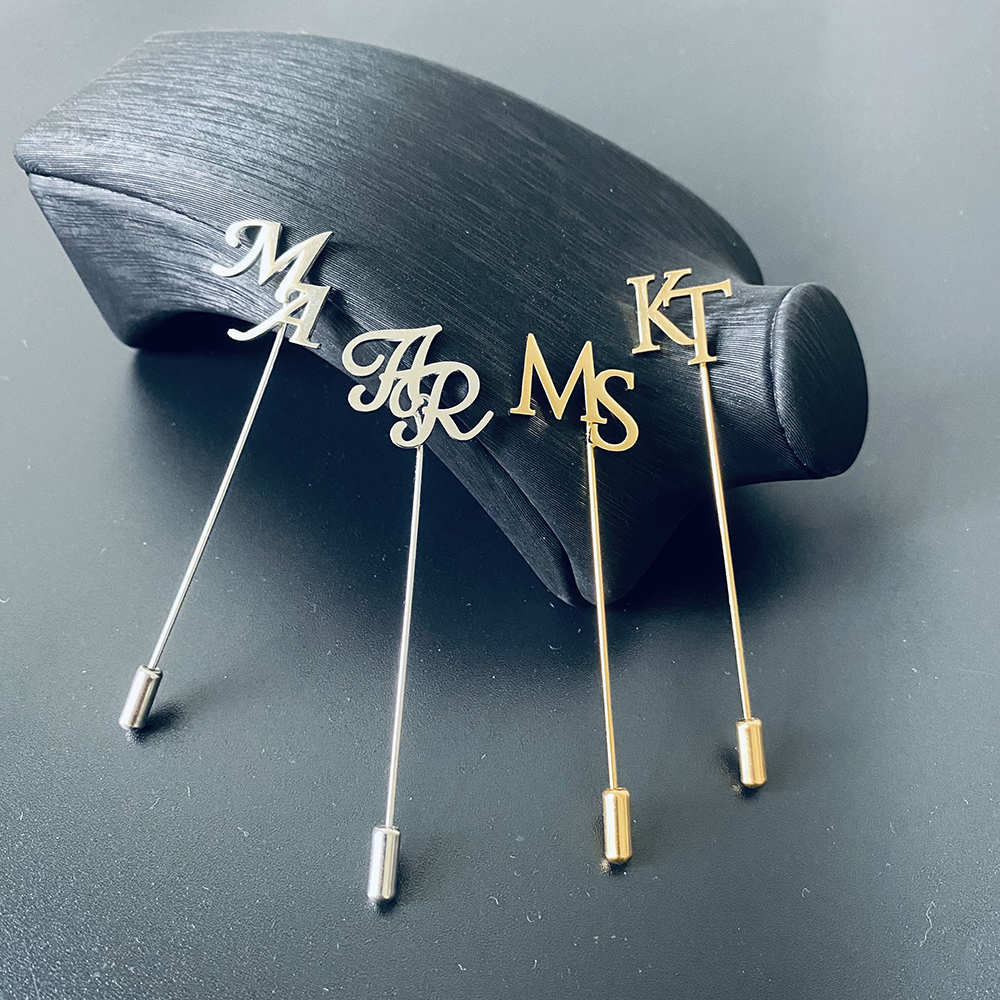 Tangula CUSTOM Lapel Pin สําหรับเจ้าบ่าวสแตนเลสผู้ชายตัวอักษร Lapel PIN ส่วนบุคคลงานแต่งงานที่ดีที่สุด Man เครื่องประดับของขวัญ