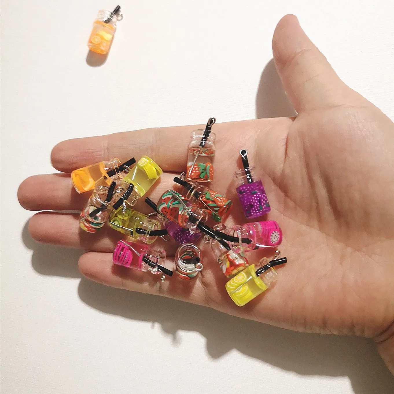 8 pezzi casa delle bambole in miniatura cibo mini bottiglia di frutta in resina bevande di simulazione giocattoli modello bevanda di frutta gioca accessori per bambole casa delle bambole