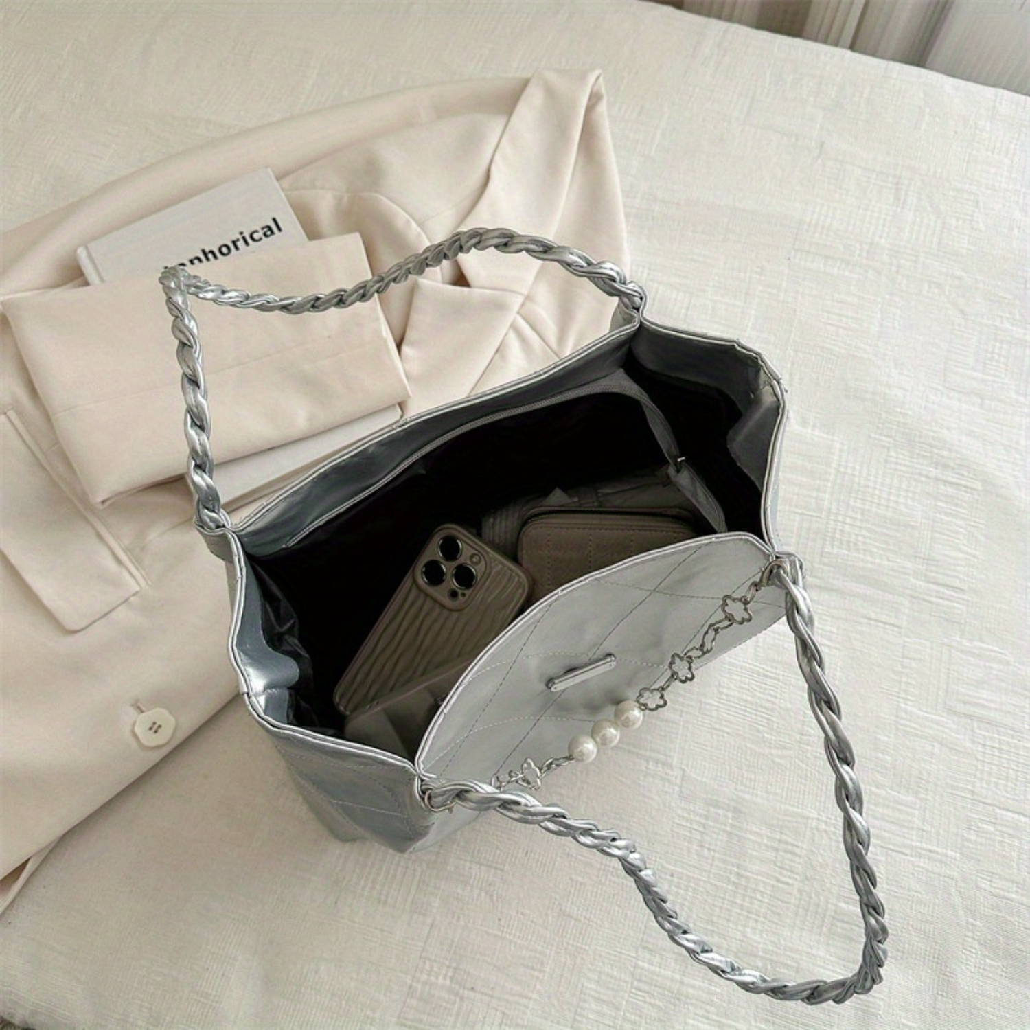 Bolsa tote feminina de couro PU metálico da moda com grande capacidade e alça de corrente trançada