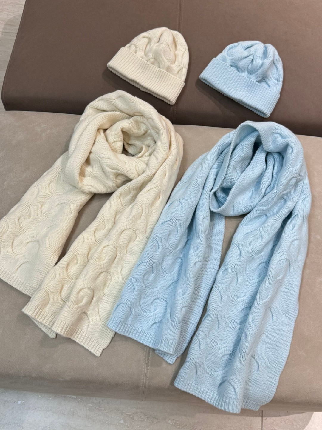 Luxuriöses, einfarbiges, weiches Strickset aus Kaschmir mit Schal und Mütze