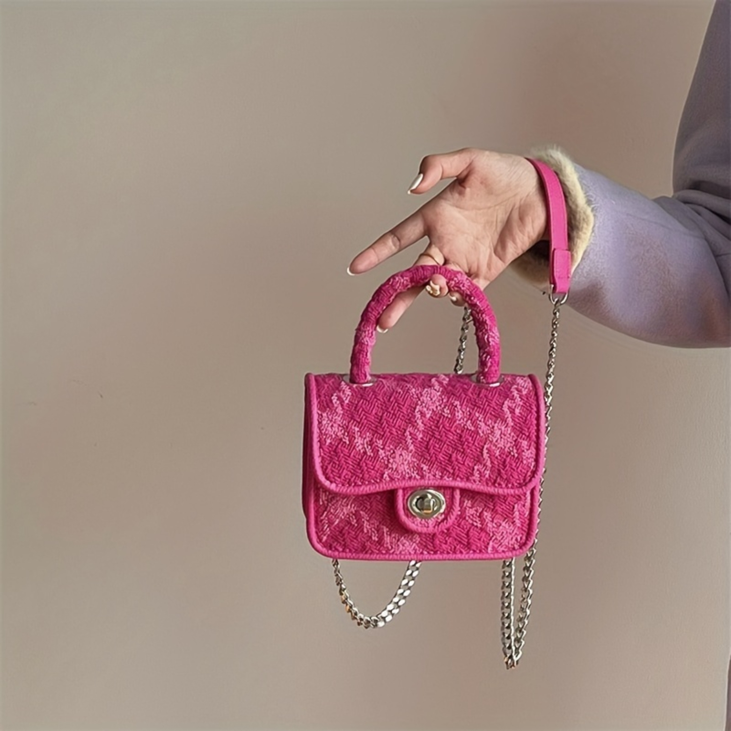 Quilted Crossbody Handbag with Lock Closure and Chain Strap