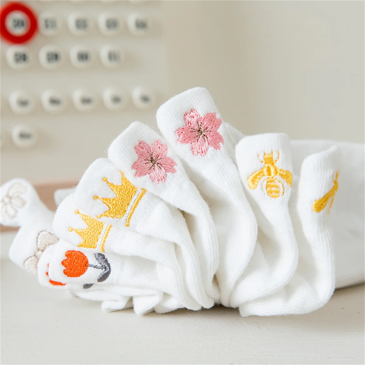 Dreamlikelin 5 Paare/los Gestickte Atmungsaktive Mesh Weiße Socken Weibliche Nette Krone Liebe Biene Sakura Bowknot Kurze Socken