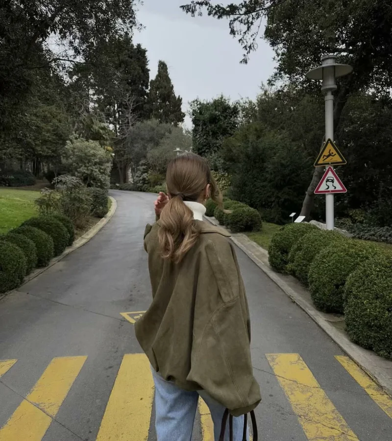 ETJ 2025 printemps nouveau effet de texture en daim pour femmes version ample de la mode revers épaule bomber veste