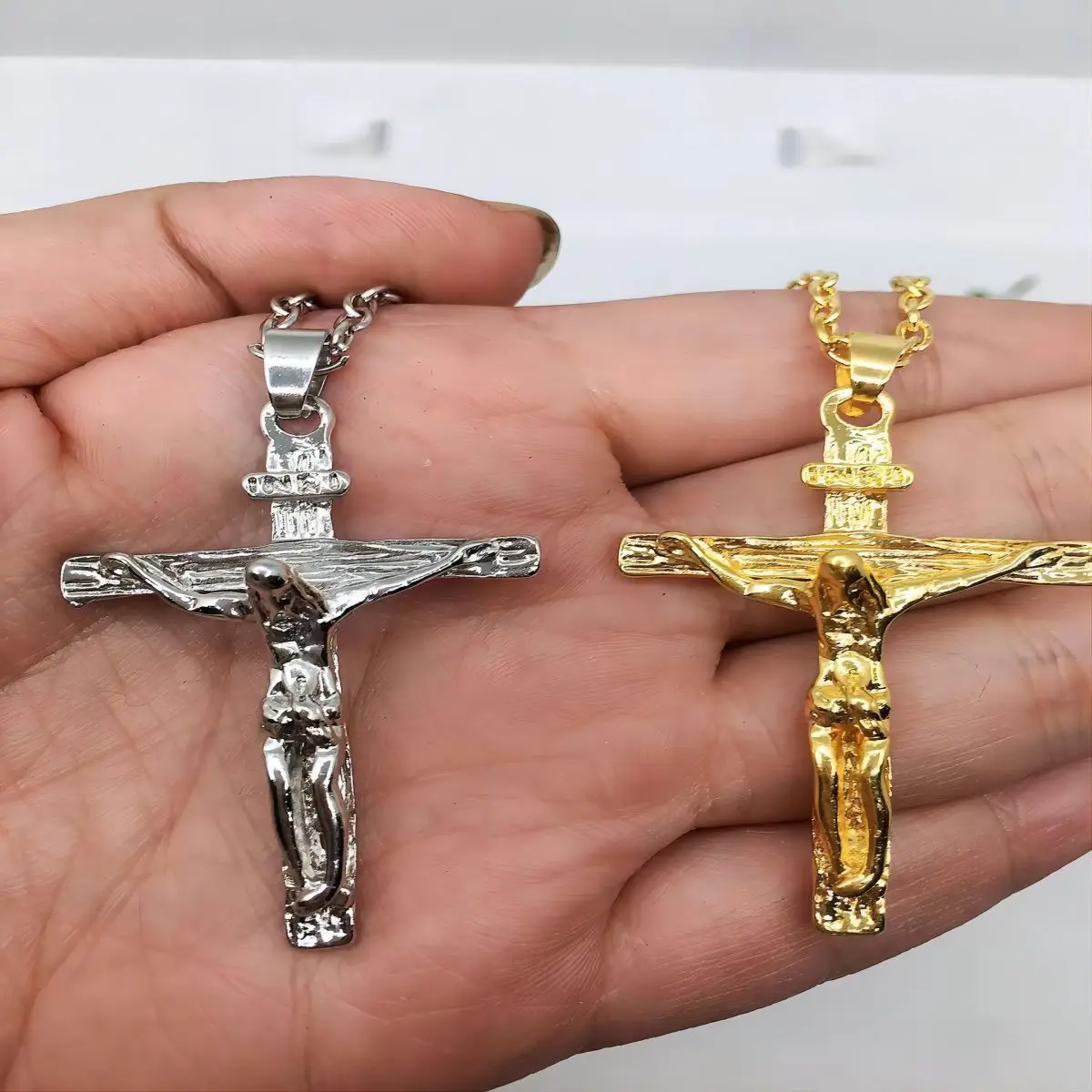 Crocifisso di moda Gesù Cristo Gioielli da uomo Oro Marrone Argento Colore Ciondolo croce in metallo con collane a catena al collo per le donne