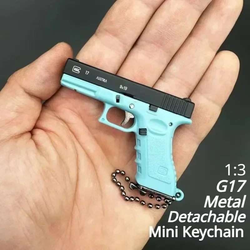 Mini llavero táctico de Metal 1:3 G17, colgante pequeño para colección de adornos decorativos, regalo de Navidad para hombres, fan del ejército