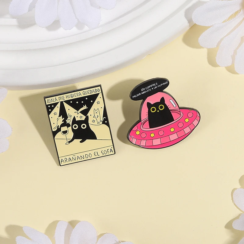 31 ประเภทการ์ตูน Punk สีดํา Peeping Cat เข็มกลัดเคลือบ Pins แมวน่ารักอ่านหนังสือเข็มกลัดกระเป๋า Lapel Badge เครื่องประดับของขวัญเพื่อน