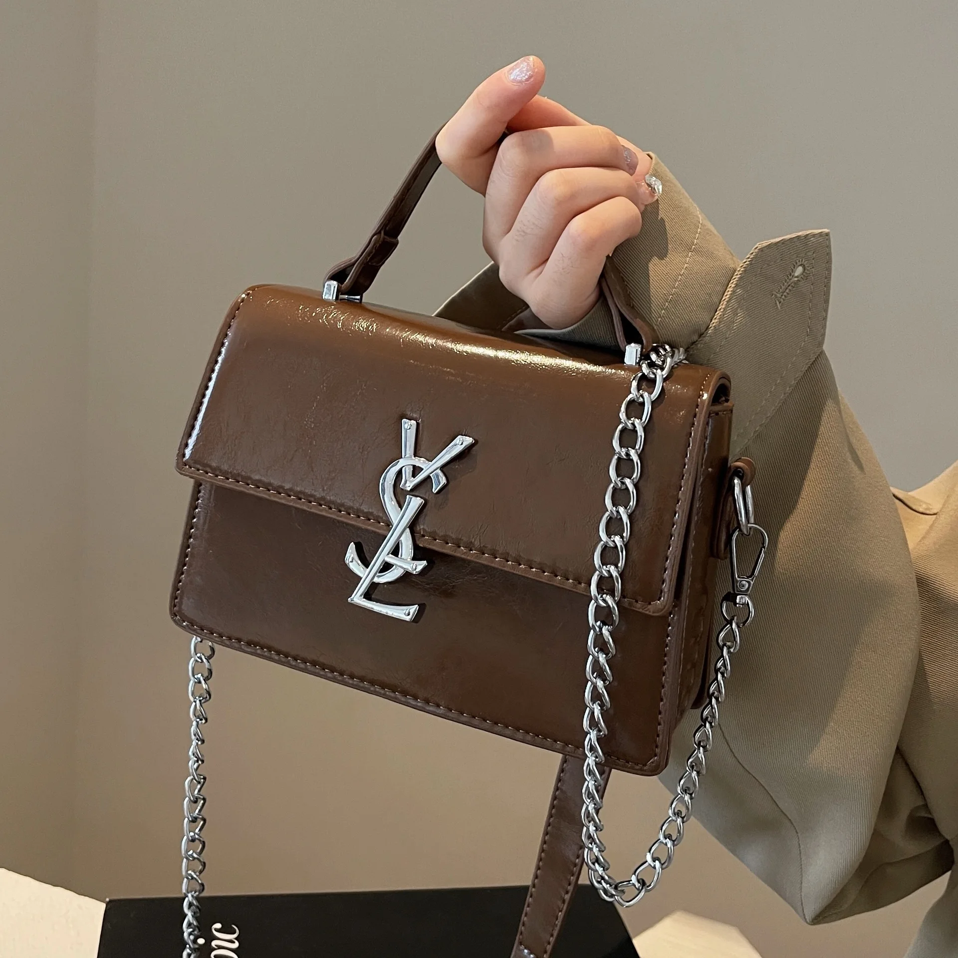 Bolsa pequena feminina de alta qualidade 2025 nova tendência bolsa de ombro com corrente crossbody pequena bolsa quadrada outono e inverno bolsa de viagem essencial