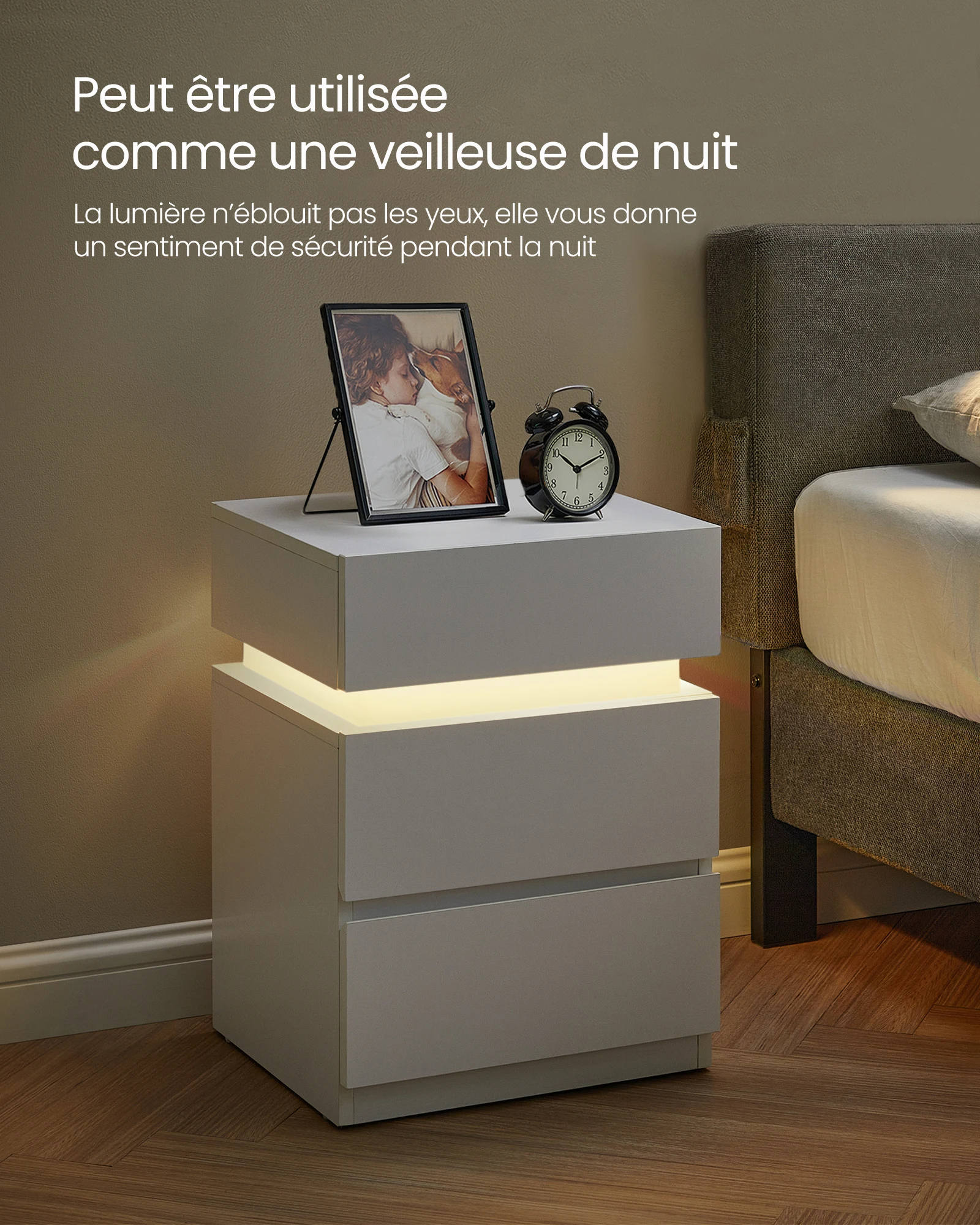 VASAGLE Table de Chevet, avec Bande LED Multicolore Réglable, 3 Tiroirs, Table d’Appoint de Style Moderne, 35 x 40 x 55 cm