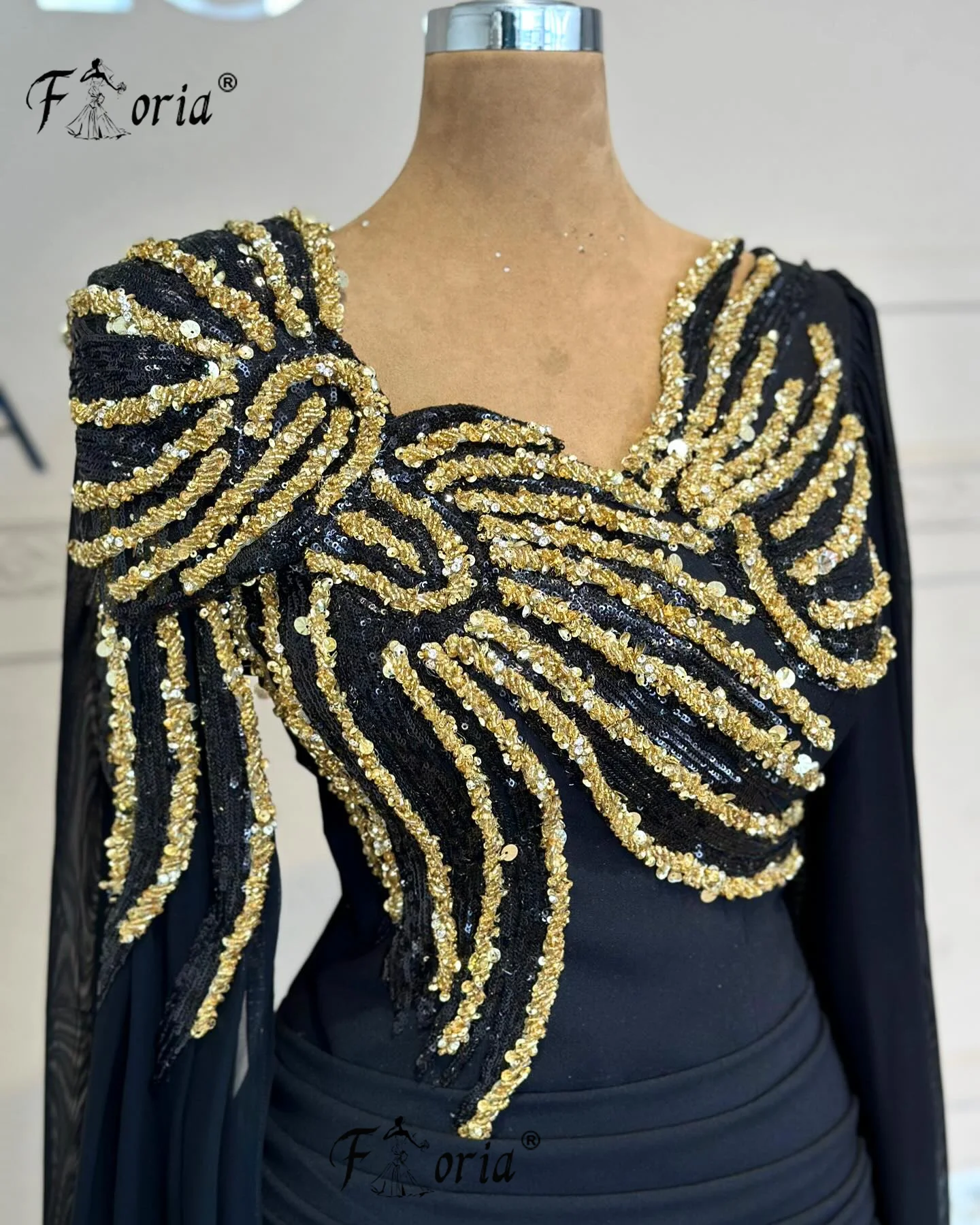 Dubai Frau Schwarzes Meerjungfrau-formales Kleid mit langem Umhang Goldperlen Lange Abendpartykleider Formelles Anlasskleid Robe de Soiree