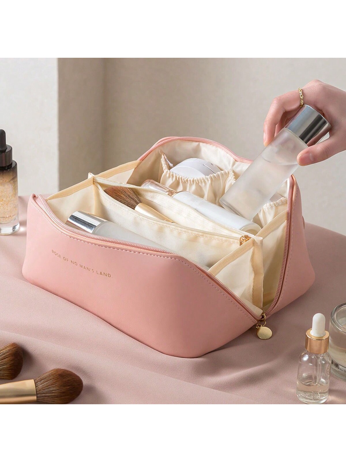 Women's large capacity portable makeup bag Instagram high-end new travel makeup bag suitable for women's items storage