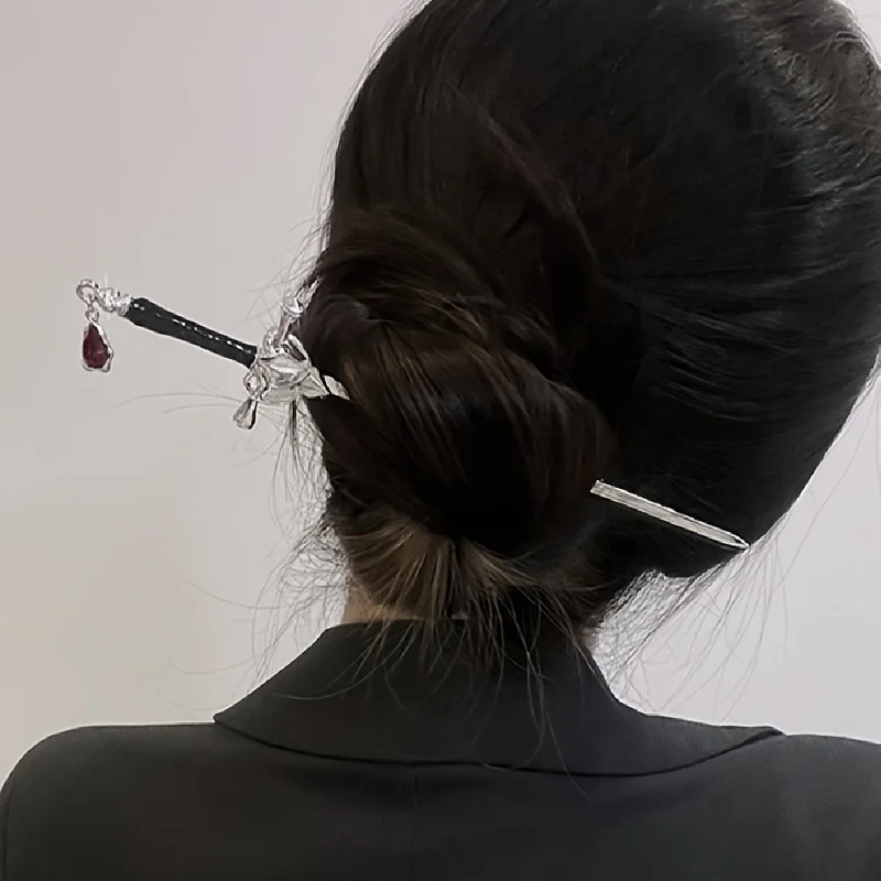 Una antica forcina cinese con nappe a forma di spada: perfetta per cosplay e aggiornamenti di Hanfu: una forcina classica per un look elegante