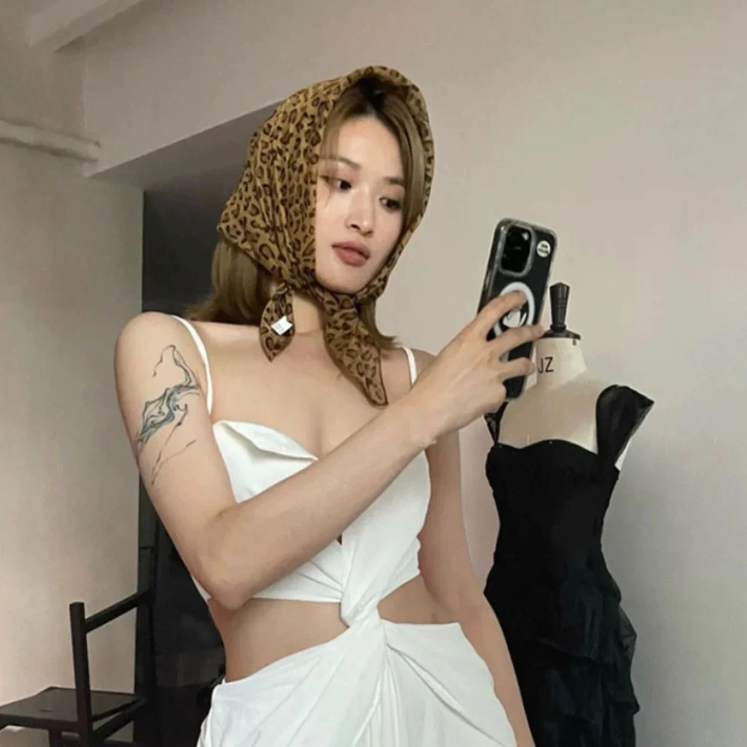 レトロヒョウ柄スクエアスカーフ女性のためのサテン薄いエッジスカーフヘッドバンドファッション Y2K 女性の髪ショールラップ女性ネッカチーフ