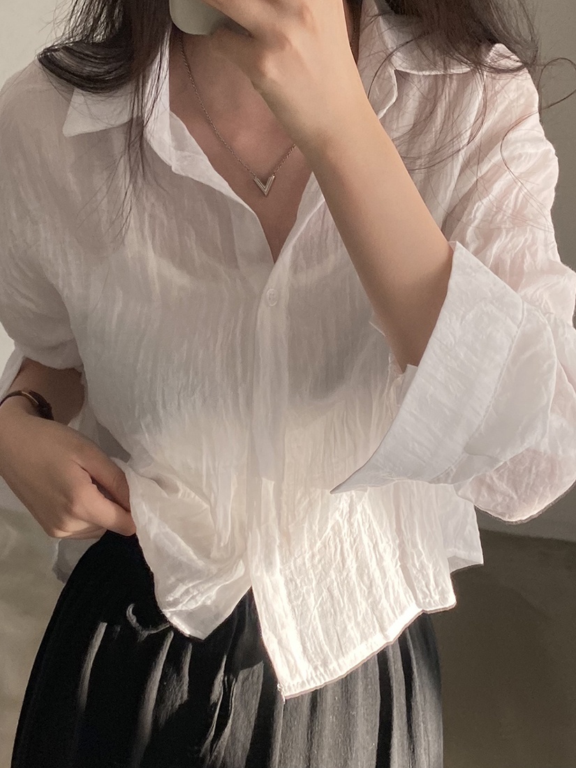 Csa Fena Vintage Chique de Manga Longa com Caimento Solto, Gola Psada, Proteção Solar, Corte Reto, Cor Pura e Botões