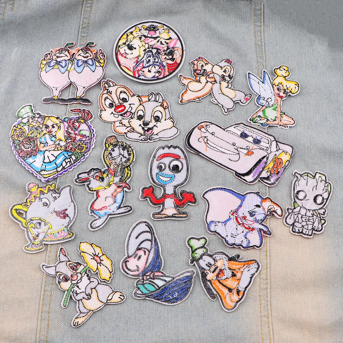 Speelgoedverhalen Patches op kleding Leuke steek geborduurde patches Alice in Wonderland Badges Opstrijkbare patch DIY kledingaccessoires
