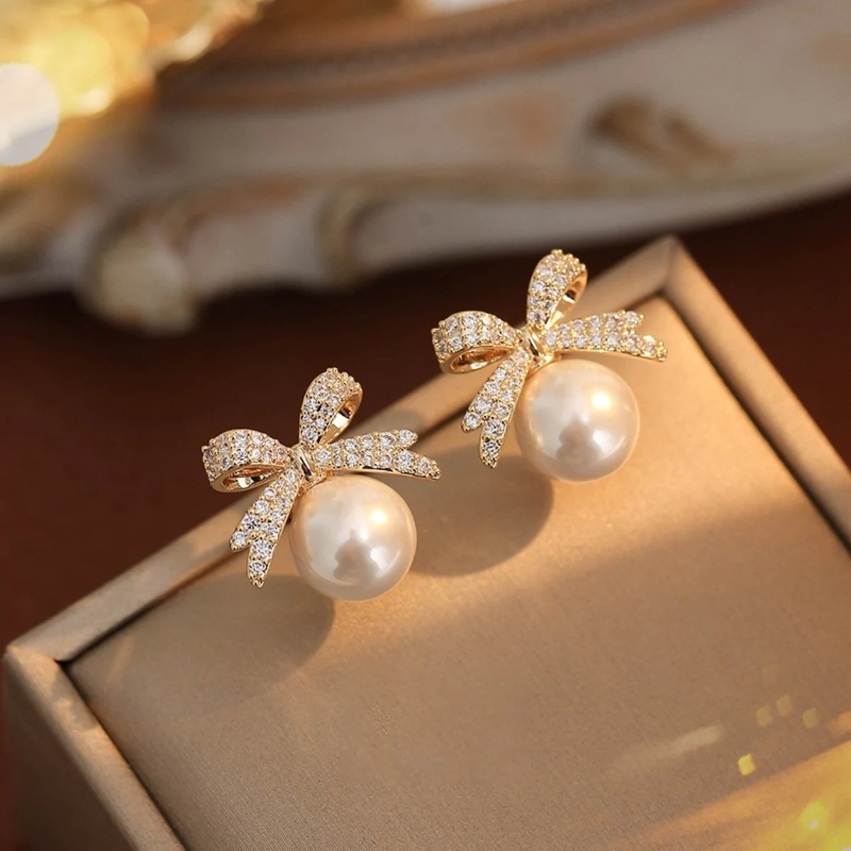 2 silberne Nadel schleife für Damen mit Diamant perlen ohrringen, modischem und Nischen design, hochwertigen und erfrischenden Ohrringen