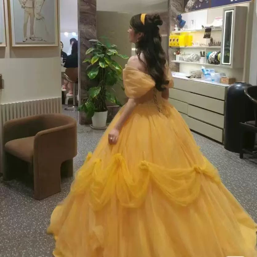 Бальное платье с открытыми плечами и воланом, золотистого цвета