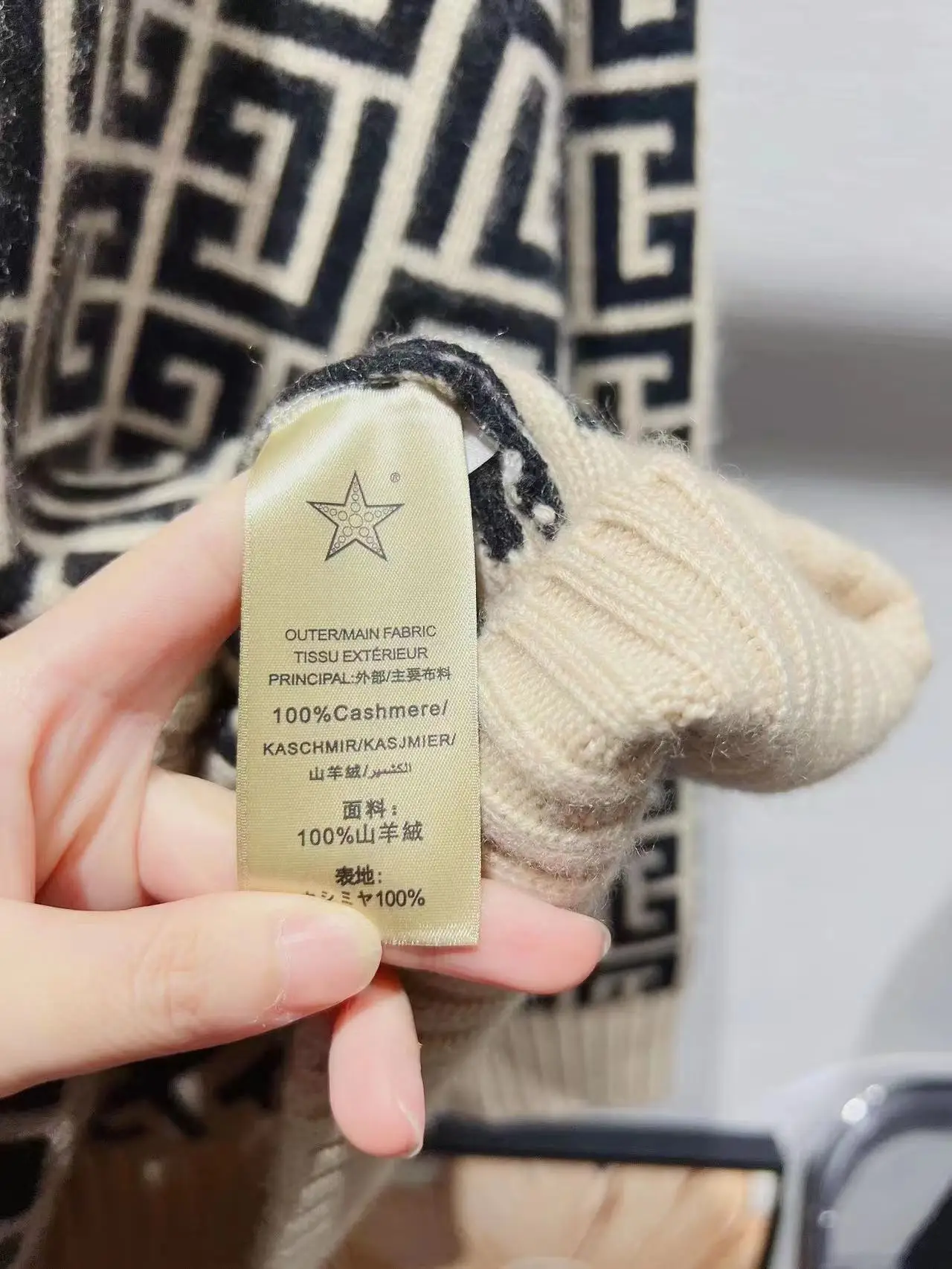 Suéter de cabra de 100% de gama alta para mujer, suéter suelto con cuello levantado, otoño e invierno, nuevo estilo de estilo occidental con reducción de edad