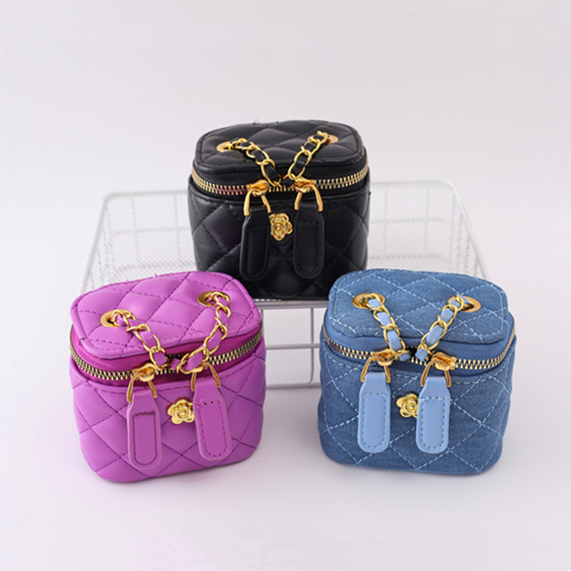 Женская сумка через плечо с вышивкой и цепочкой