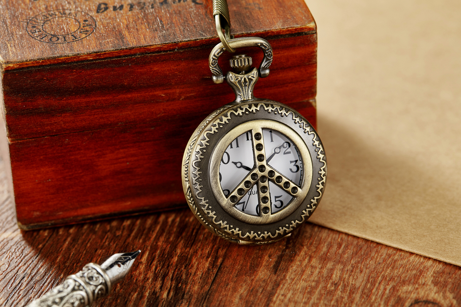 Reloj de bolsillo clásico ahuecado, reloj de bolsillo conmemorativo de bronce, Luna, hombre, triángulo, amor, constelación, 2023