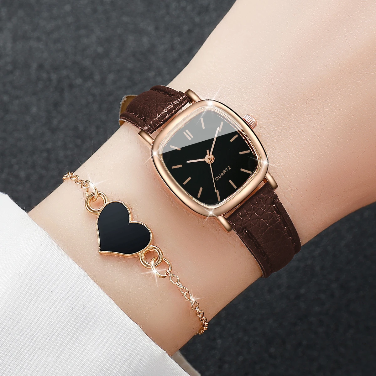 2 ชิ้น/เซ็ตแฟชั่นสแควร์นาฬิกาผู้หญิงหนัง Band นาฬิกาควอตซ์สร้อยข้อมือหัวใจชุด