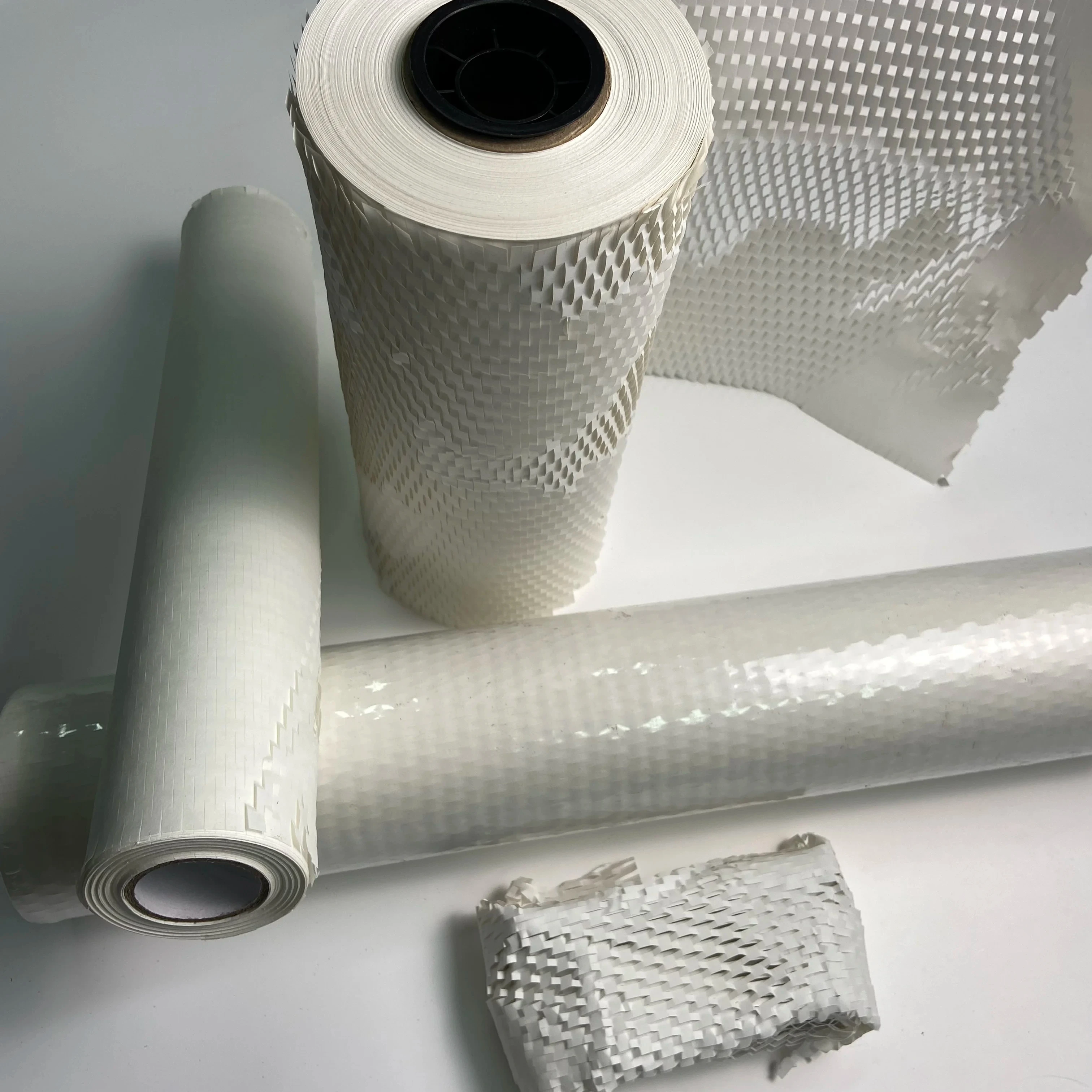 White Honeycomb paper, shipping gift wrap, soundproof, crash-proof cushioning, filling material can be recycled kraft paper